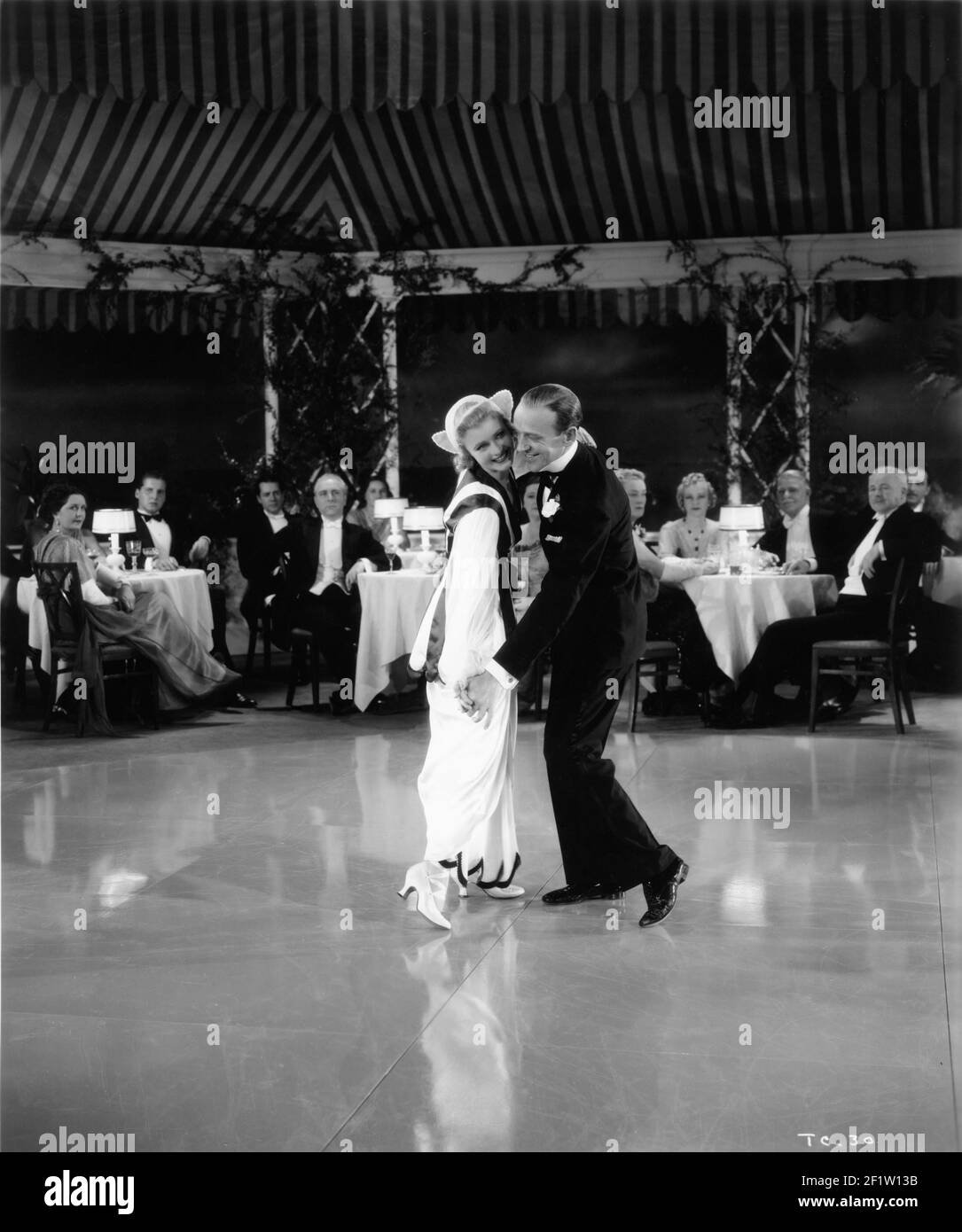 FRED ASTAIRE Y GINGER ROGERS BAILANDO EN LA HISTORIA DE VERNON E IRENE