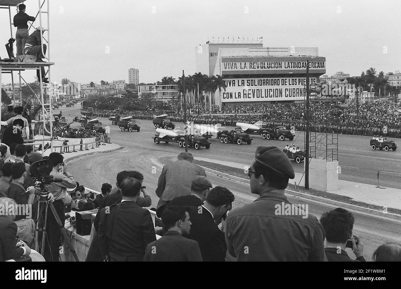 Aviones de combate, multitud en el desfile militar, la Habana (Cuba : Provincia), la Habana (Cuba), Cuba, 1963. De la colección de fotografías de Deena Stryker. () Foto de stock
