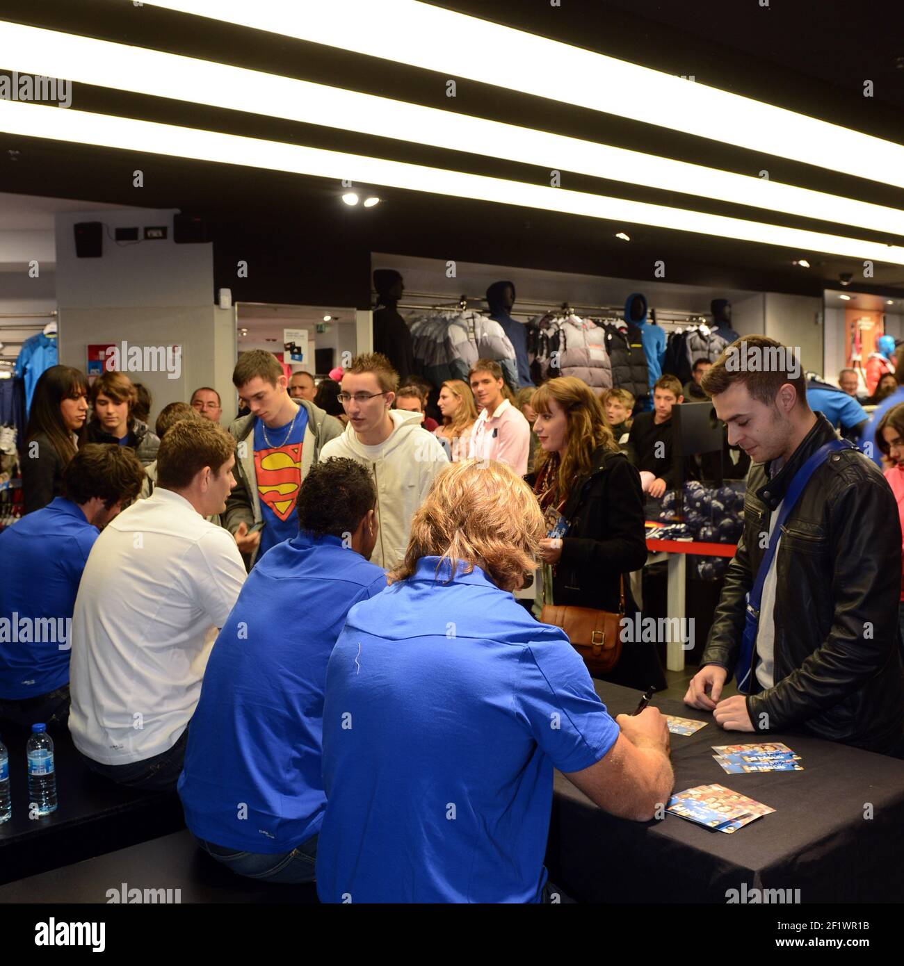 RUGBY - MISCS - FRANCIA NUEVA JERSEY ADIDAS PRESENTACIÓN - MARCA ADIDAS  CENTRO PARÍS CAMPOS ELÍSEOS ( FRANCIA ) - 07/11/2012 - FOTO PHILIPPE  MILLEREAU / KMSP / DPPI - ILUSTRACIÓN Fotografía de stock - Alamy