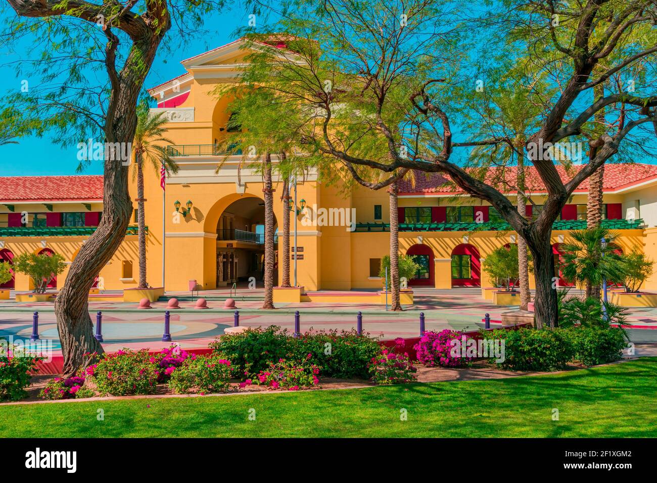 El edificio del gobierno de la ciudad de Cathedral y la zona de Palm Springs es brillante en color y paisaje. Un refrescante parque está al otro lado de la calle Foto de stock