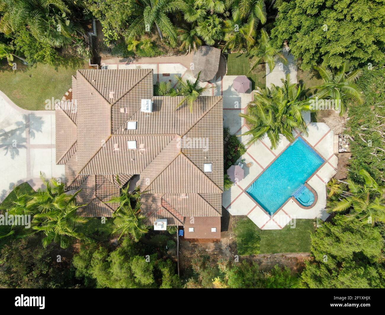 Vista aérea de la villa residencial a gran escala con piscina Foto de stock
