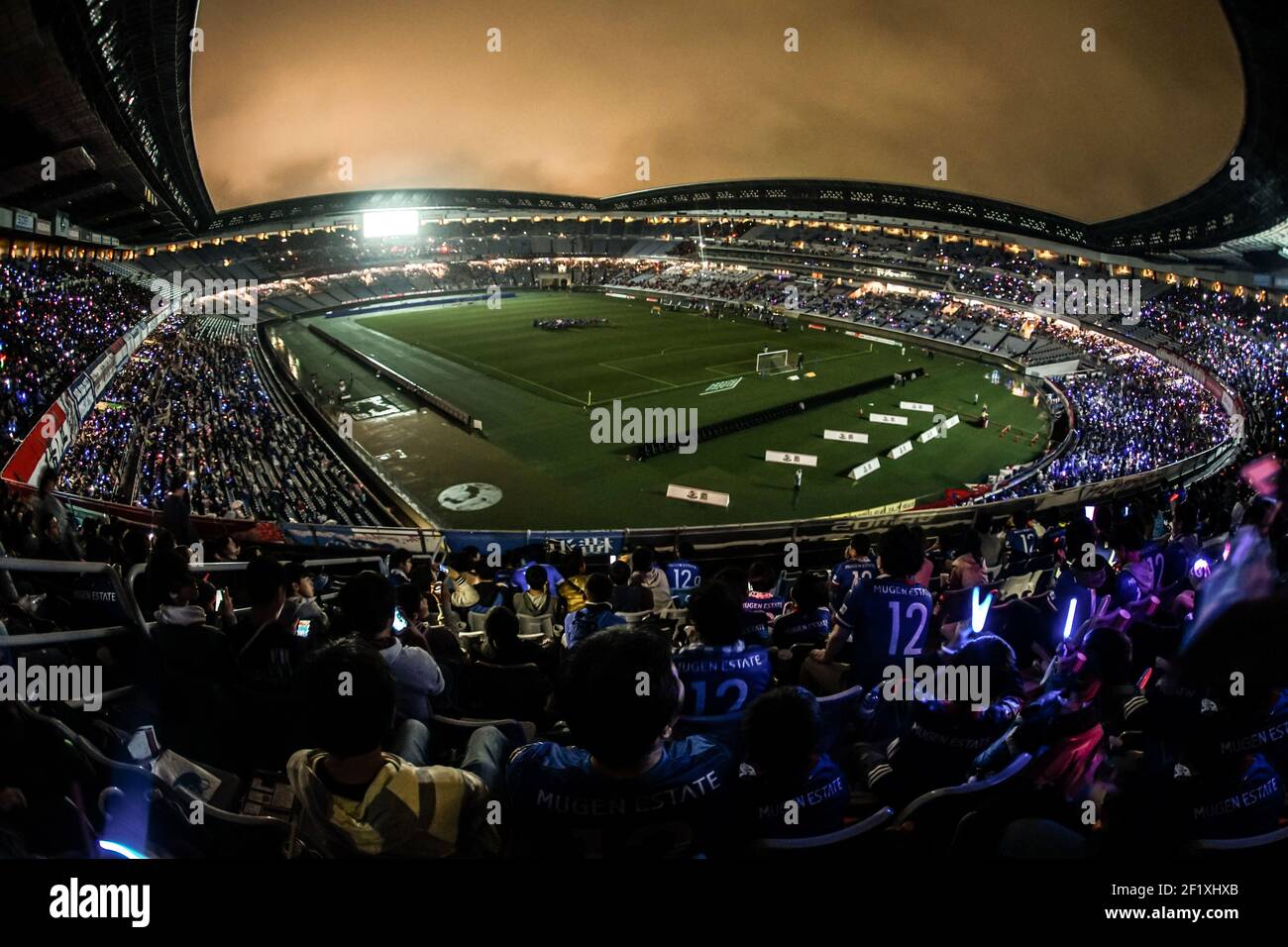 Gente para animar el juego de fútbol Foto de stock