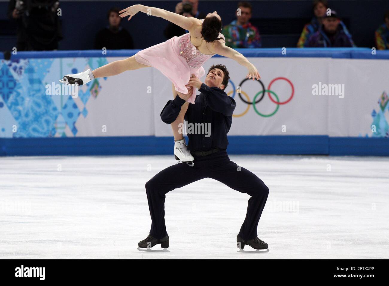 Tessa Virtue y Scott Moir de Canadá, compiten y toman la medalla de plata  durante el patinaje artístico, el baile de hielo, la danza libre de los  XXII Juegos Olímpicos de Invierno