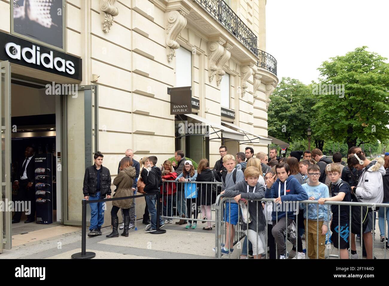 Ilustración exterior Tienda Adidas Campos Elíseos durante el  SmashTheSilence en la tienda Adidas en París, Francia el 21 de mayo de 2014  - Foto Philippe Millereau / KMSP / DPPI Fotografía de stock - Alamy