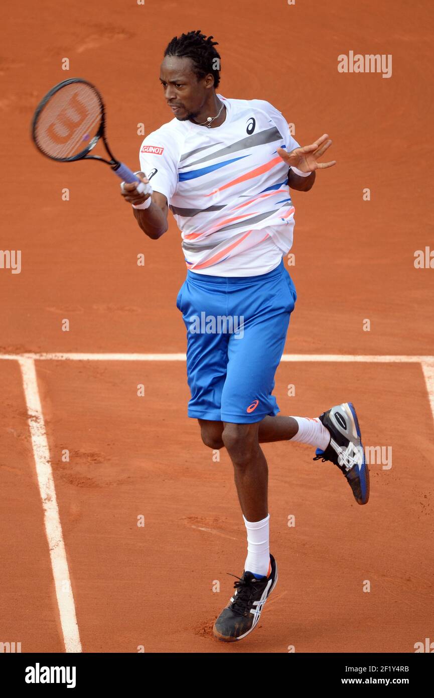 Gael Monfils de Francia compite durante el Abierto de Tenis Francés en el  estadio Roland Garros