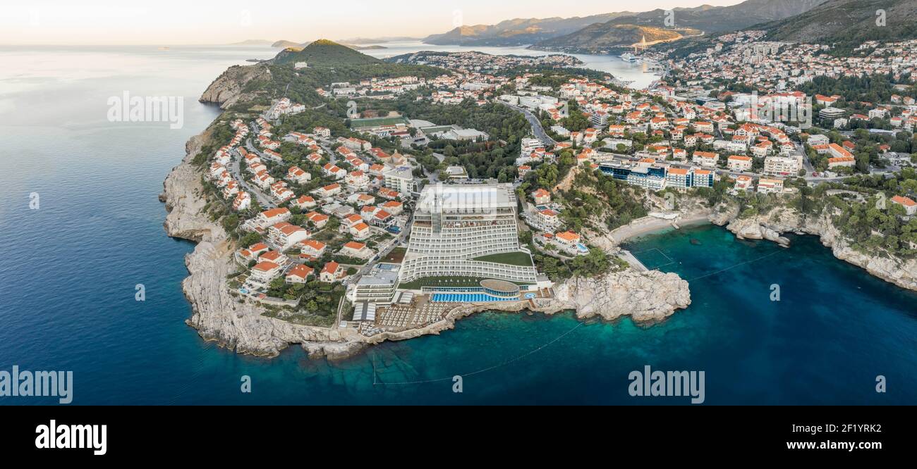 Panorama aéreo drone disparo de la zona de la península de Lapad Dubrovnik antes amanecer en Croacia por la mañana Foto de stock