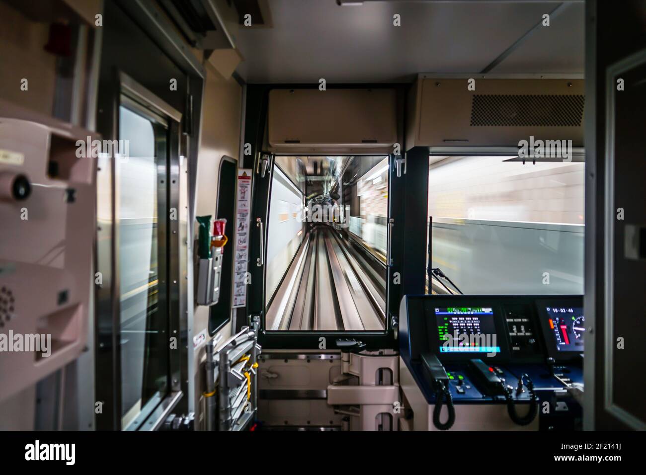 Vista desde el asiento del conductor del metro de la ciudad de Sendai Fotografía de stock - Alamy Vista desde el asiento del conductor del metro de la ciudad de Sendai Fotografía de stock - Alamy
