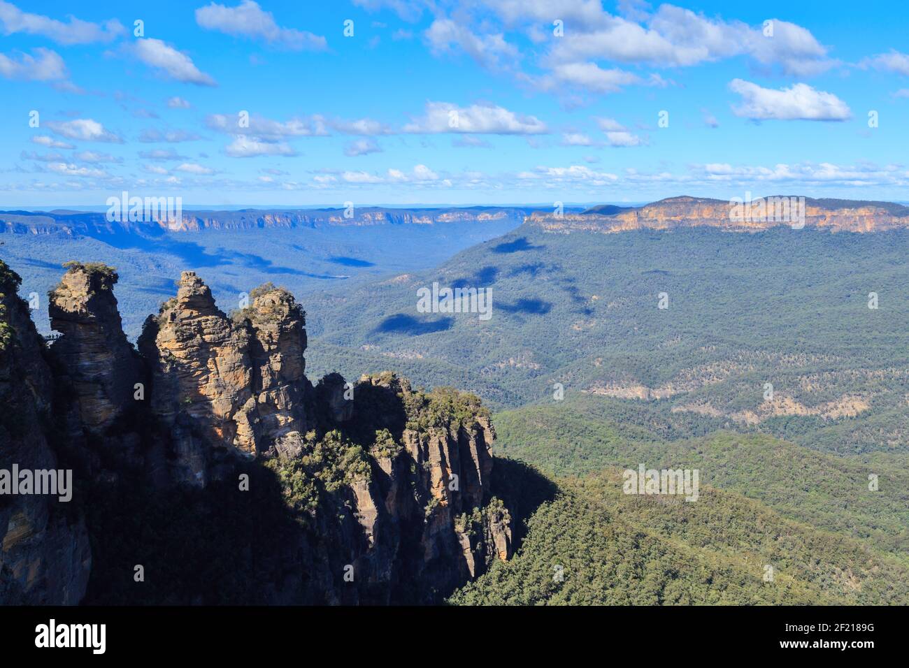 Las Montañas Azules, Nueva Gales del Sur, Australia. En primer plano está la famosa formación rocosa 'Three Sisters' Foto de stock