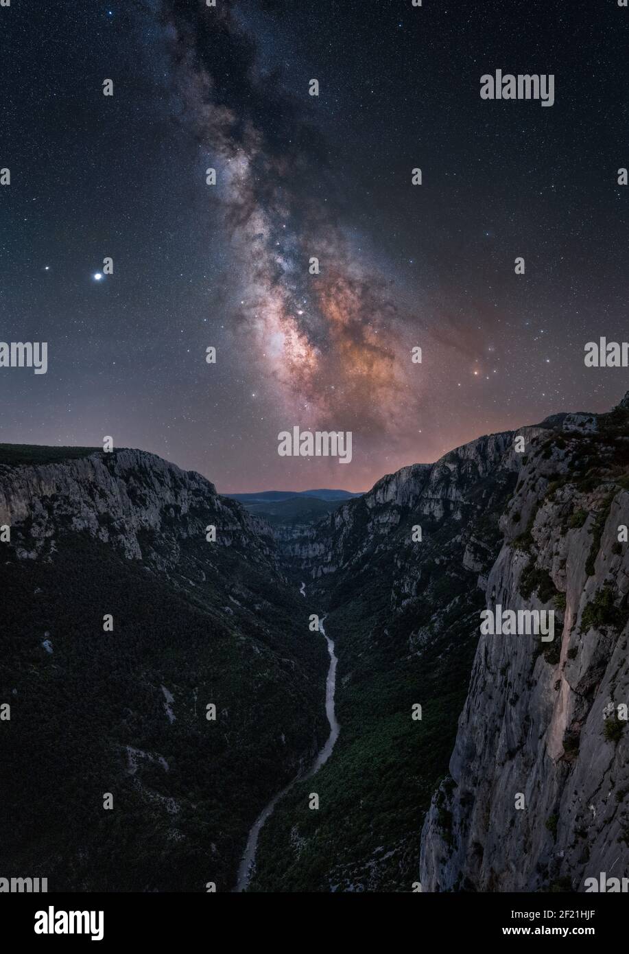 GORGES DU VERDON, FRANCIA - Jun 15, 2020: La forma lechosa ilumina el cielo por encima de las gargantas del Verdon Foto de stock