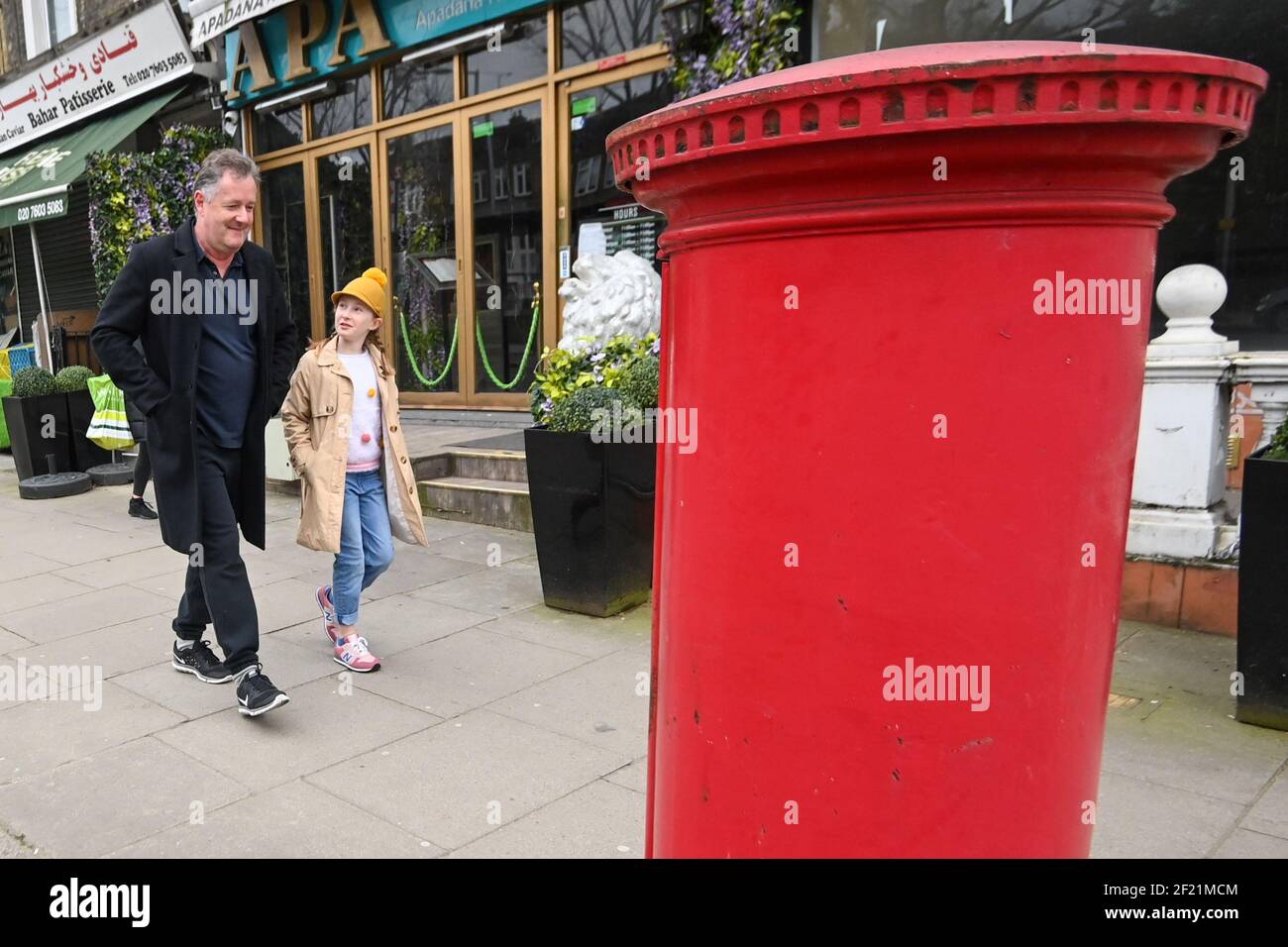 El periodista y presentador de televisión Piers Morgan lleva a su hija  Elise a la escuela, después de que dejó su puesto de desayuno de alto  perfil con la cadena ITV, después