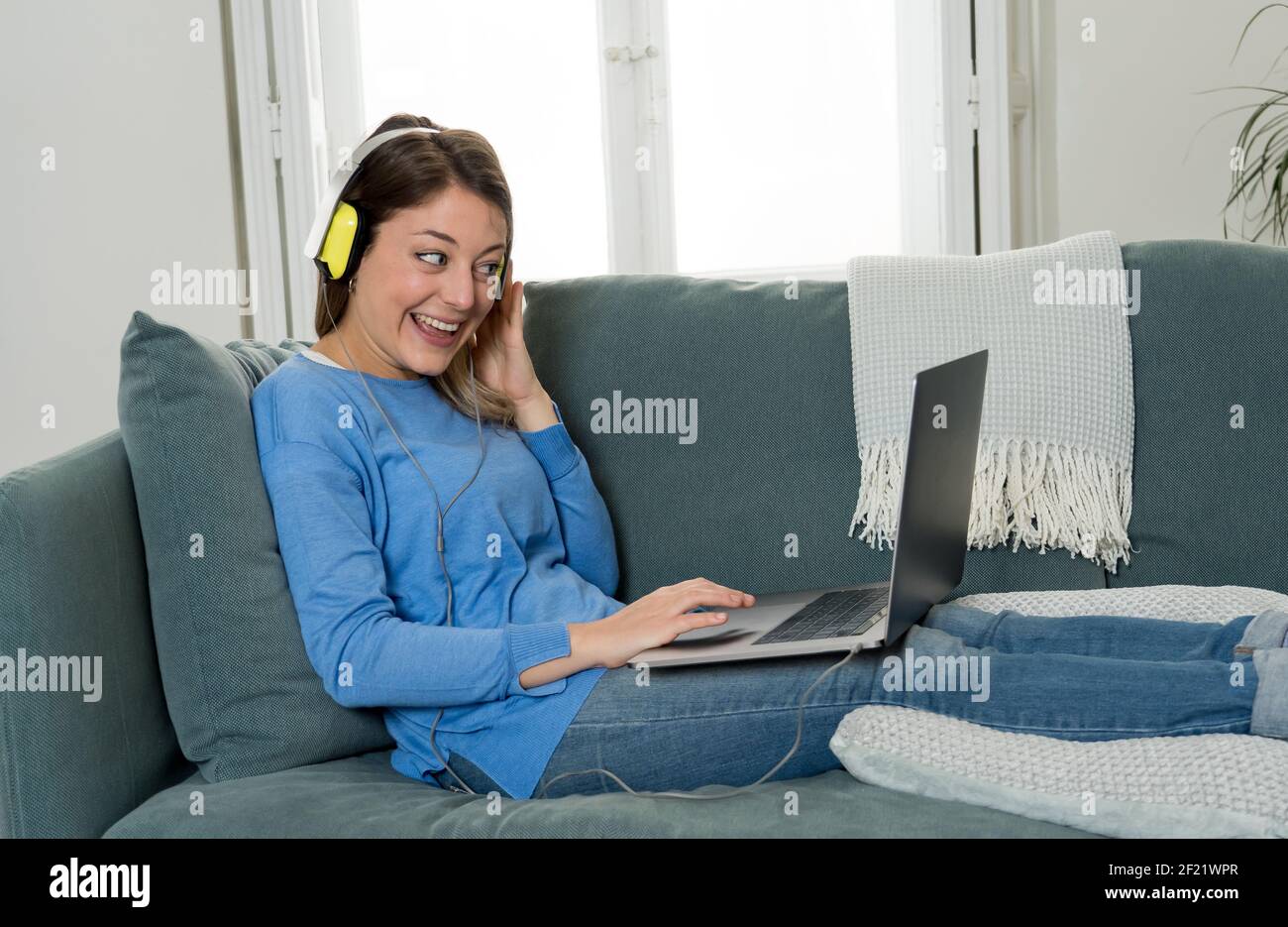 Feliz mujer exitosa en el portátil trabajando desde casa. Independiente o empleado en videoconferencia virtual reunión trabajando de forma remota en COVID-19 bloqueo, Foto de stock