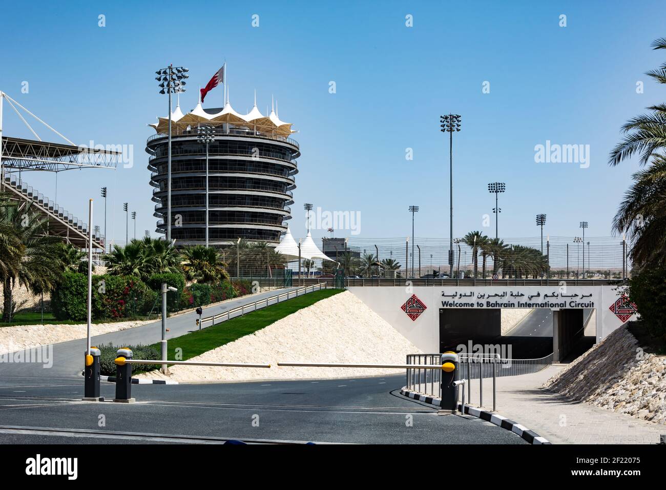 BAHRÉIN, BAHRÉIN - Mar 12, 2017: Una vista de la pista de carreras en Bahréin bajo los cielos azules y el calor del desierto. Foto de stock
