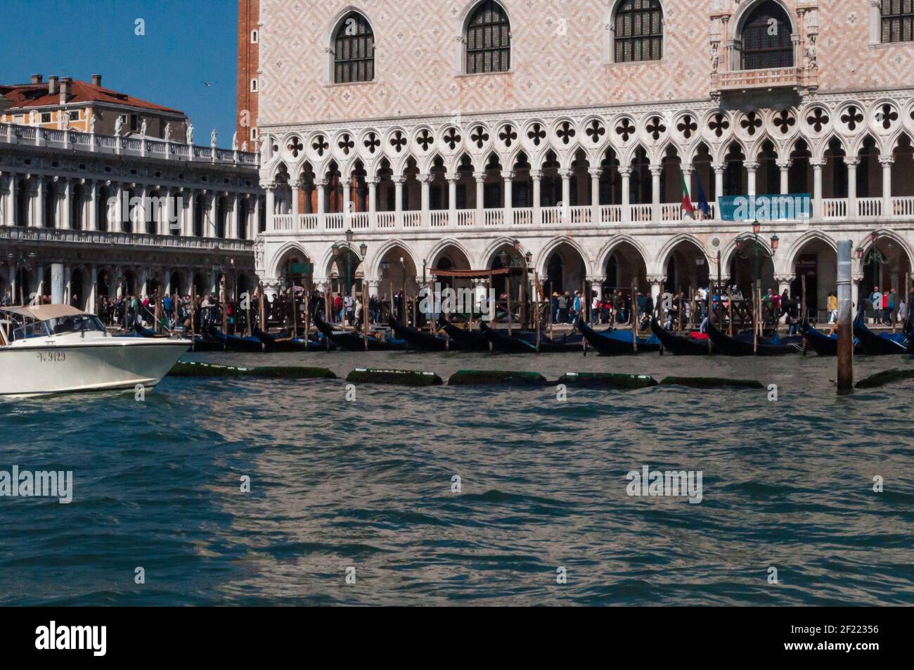 Vista detallada del Palacio Ducal de Venecia. Parte de la Torre Markus se puede ver en el fondo. A la izquierda está parte de la Biblioteca Marciana Foto de stock