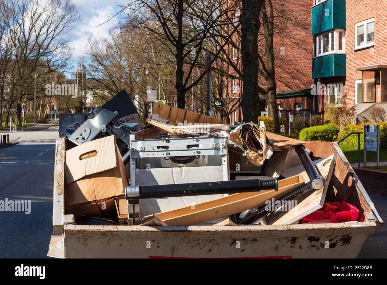 Contenedor gefüllt mit Müll aus einer Haushaltsauflösung Foto de stock