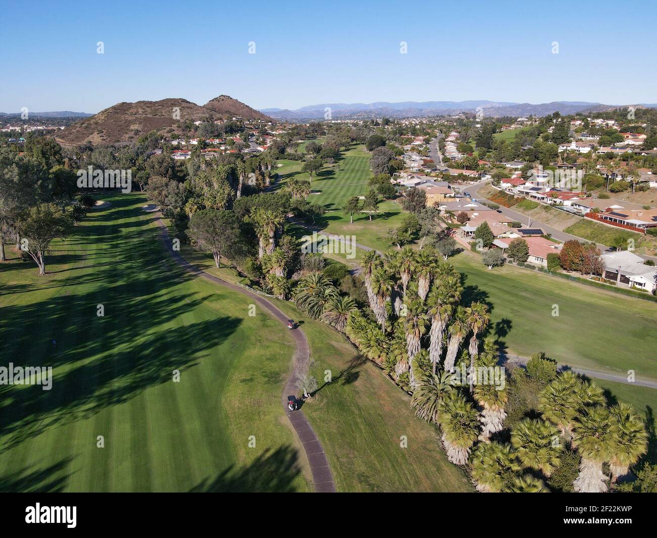 Vista aérea del golf en el barrio residencial de lujo durante el otoño temporada Foto de stock