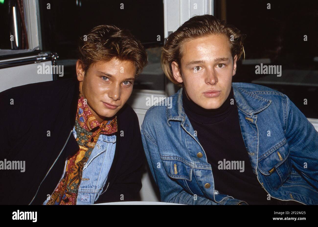 Prominenz auf der IFA en Berlín, Deutschland 1989, hier: Musiker Fabian Harloff und Schauspieler Hendrik Martz Foto de stock