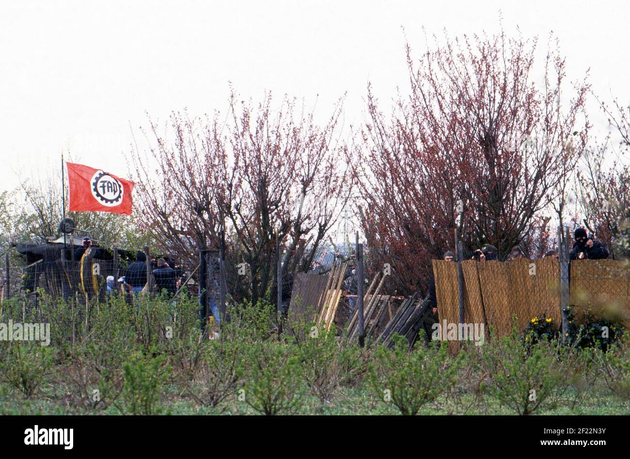 Neonazis verschanzen sich in einem Schrebergarten bei einer Anti-Nazi-Demo in Mainz-Gonsenheim, Deutschland 1993. Foto de stock