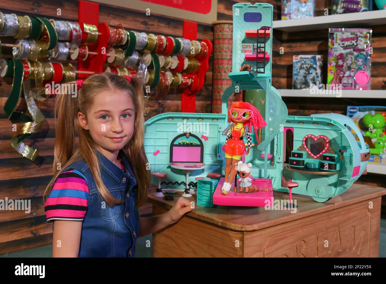 Liana, de 7 años, juega con el L.O.L. ¡sorpresa! 2-in-1 Glamper, uno de los  12 mejores juguetes esta Navidad se dio a conocer en Dreamtoys 2019 en  Londres. La lista, publicada por