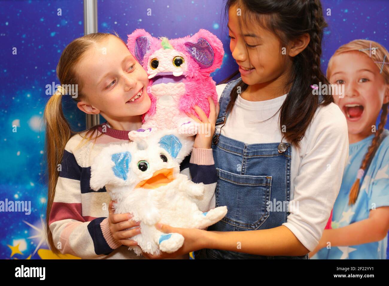 Gwen (izquierda), de 8 años, y Fiona, de 10 años, juegan con juguetes  Rizmo, uno de los 12 mejores juguetes esta Navidad, presentado en Dreamtoys 2019  en Londres. La lista, publicada por
