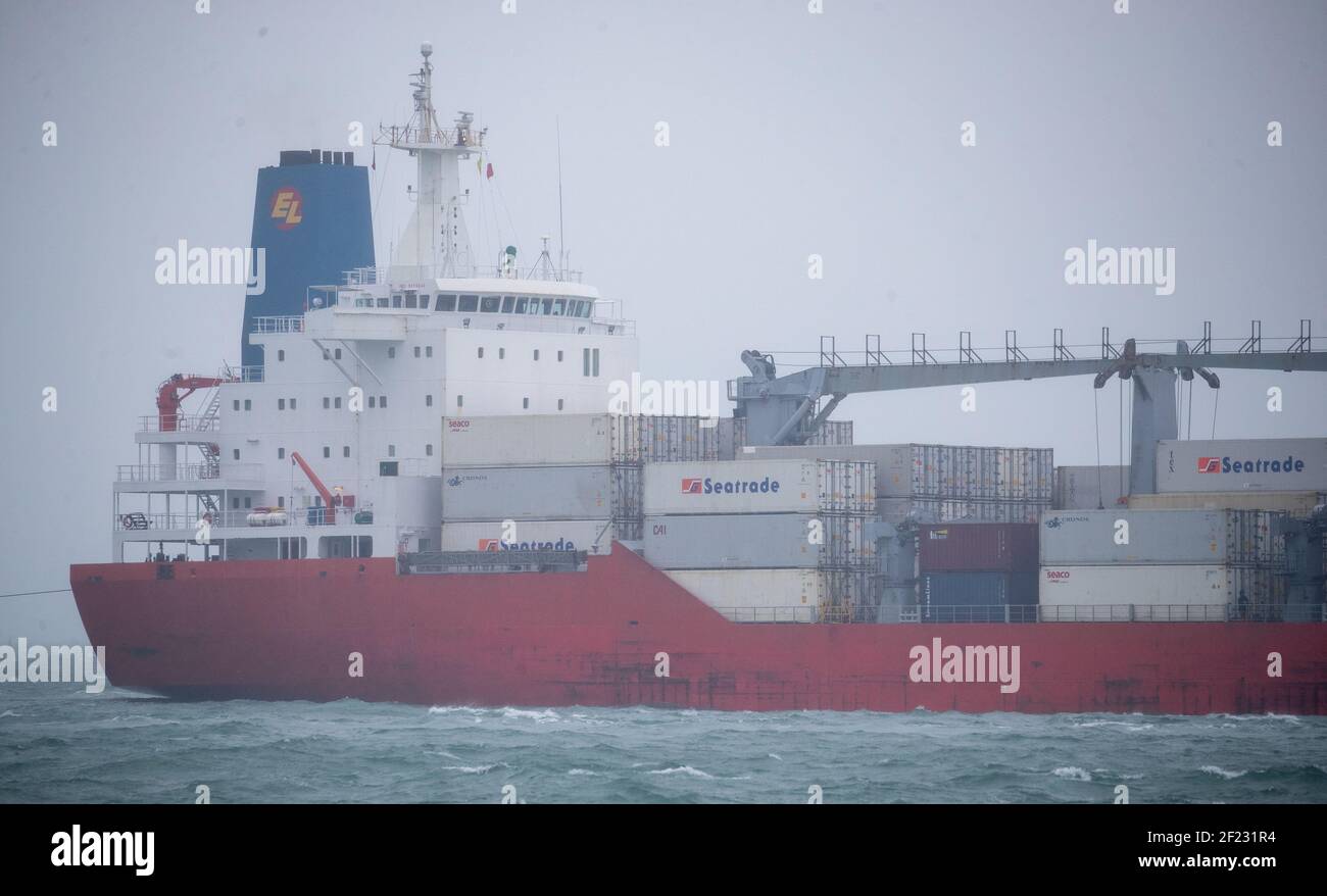 El barco de carga refrigerado, Hood Island, hace su camino a través del Solent hacia el puerto de Portsmouth. Foto fecha: Miércoles 10 de marzo de 2021. Foto de stock
