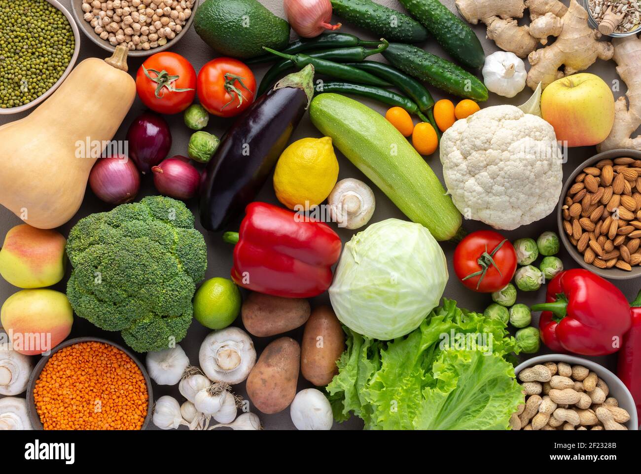 Verduras orgánicas frescas de granja, concepto de alimentos saludables, verduras y frijoles, superalimentos y ensalada verde, nueces y semillas, vista superior Foto de stock