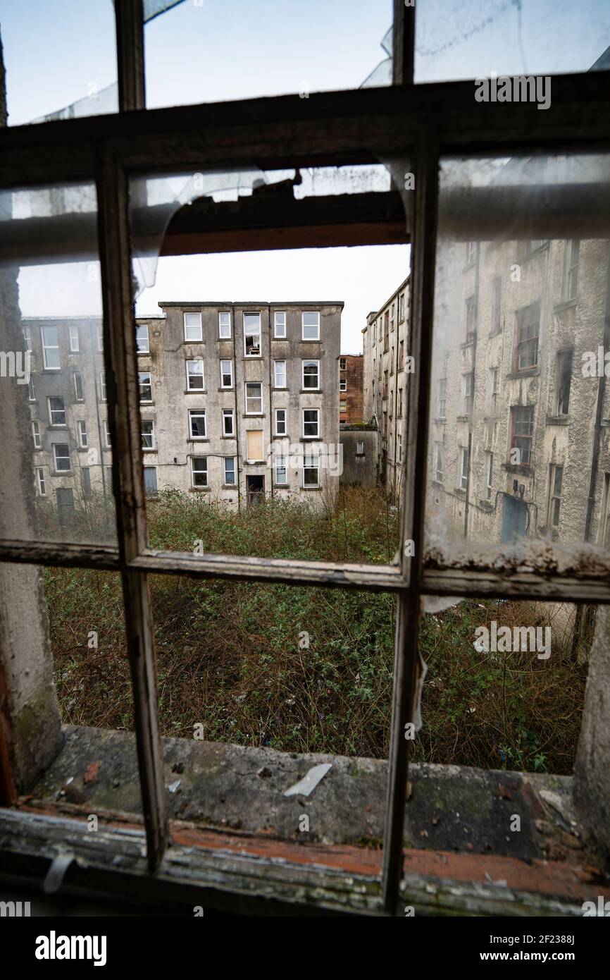 Vistas de las viviendas abandonadas en el Parque Clune en Port Glasgow, Inverclyde. Se debe demoler y redesarrollar la vivienda de construcción. Escocia, Reino Unido Foto de stock