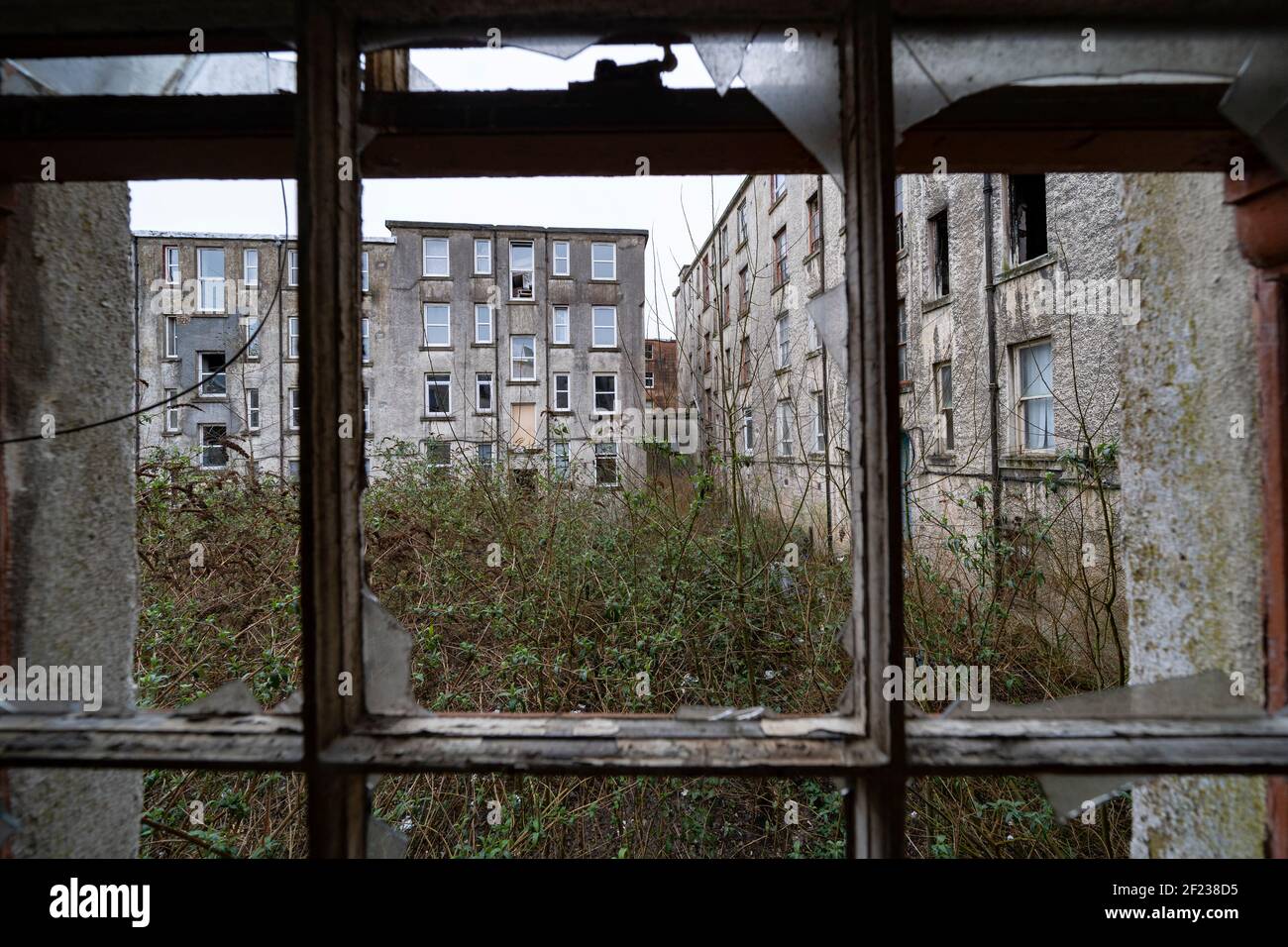 Vistas de las viviendas abandonadas en el Parque Clune en Port Glasgow, Inverclyde. Se debe demoler y redesarrollar la vivienda de construcción. Escocia, Reino Unido Foto de stock