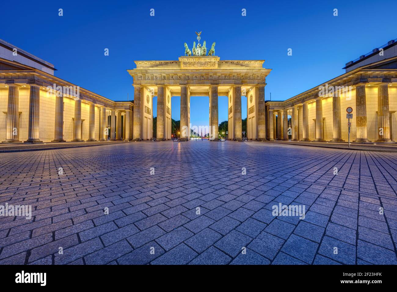 La famosa Puerta de Brandenburgo iluminada en Berlín al atardecer sin gente Foto de stock