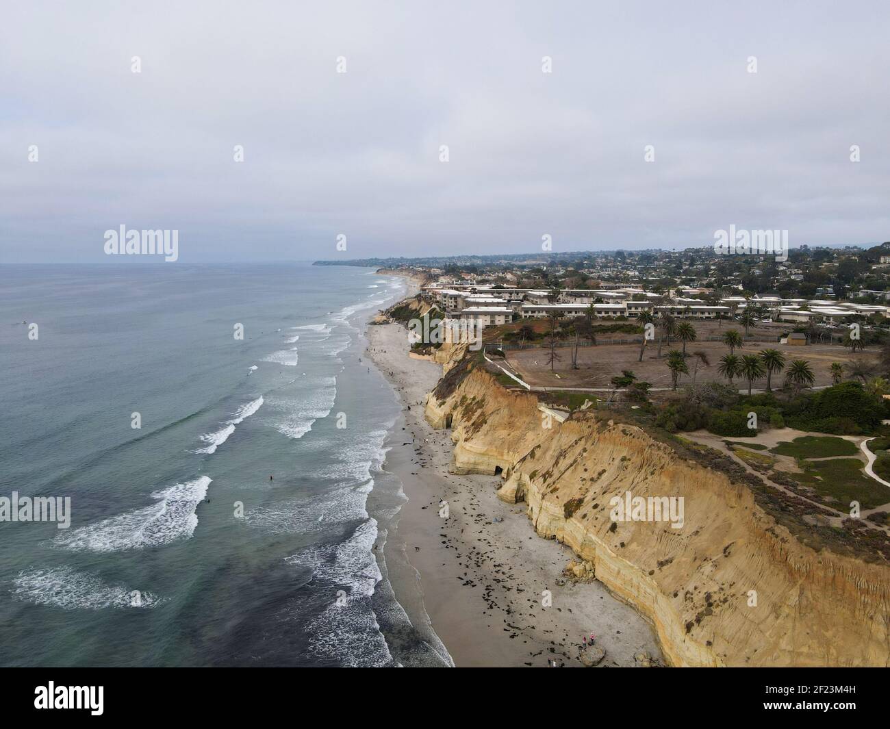 Vista aérea de del Mar North Beach, acantilados de la costa de California y la casa con el océano Pacífico Foto de stock