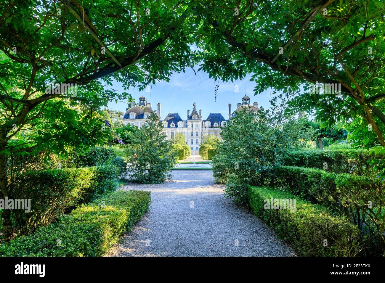 Francia, Loir et Cher, Cheverny, Chateau de Cheverny, fachada norte y el jardín del aprendiz, pérgola con glieria, (Édition beaux livres indisponib Foto de stock