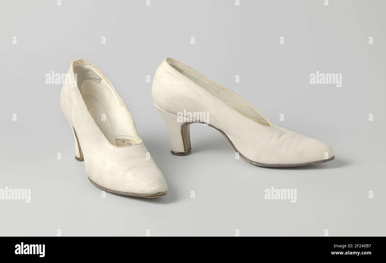 Zapatillas para mujer de ante blanco marfil. Modelo: Nariz puntiaguda,  hojas de una pieza de cuero. La parte delantera del talón corre hacia abajo  en una esquina redondeada. Los laterales y la