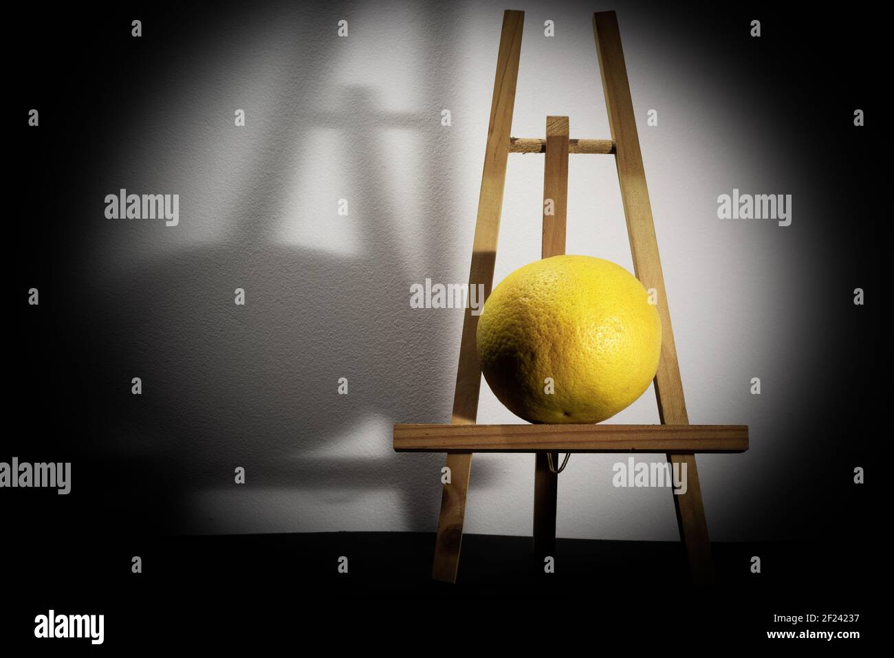 Retrato de un limón en una caballete. Concepto de vida quieto moderna. Foto de stock