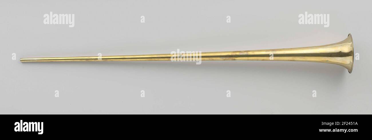 Instrumento de viento Koperen natuurtrompet.Copper que consiste en un tubo  delgado y recto que termina en una amplia selección. Falta la boquilla  Fotografía de stock - Alamy