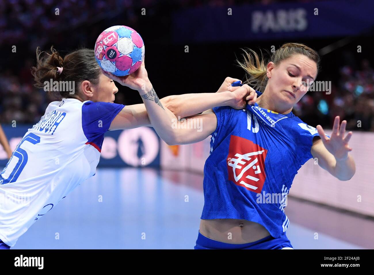 Manon Houette (Fra) durante el Campeonato Europeo Femenino 2018 de la EHF,  final de Balonmano entre Rusia y Francia el 16 de diciembre de 2018 en  AccorHotels Arena en París, Francia -