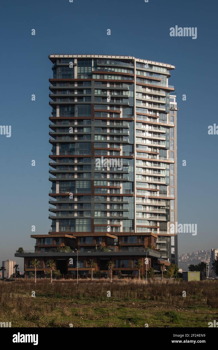 Un moderno edificio de varios pisos en Bostanlı Izmir Foto de stock