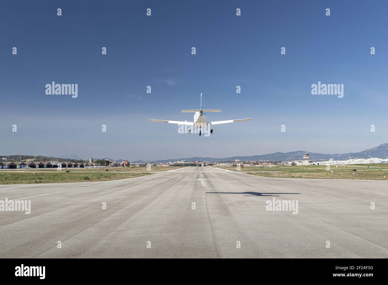 Aviones de hélice ligera aterrizando en la pista, de cerca vista simétrica Foto de stock