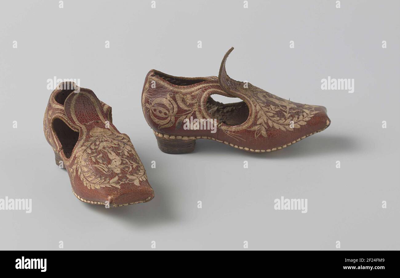 Schoen van rood leer en miniatuurformaat.Zapato de cuero rojo