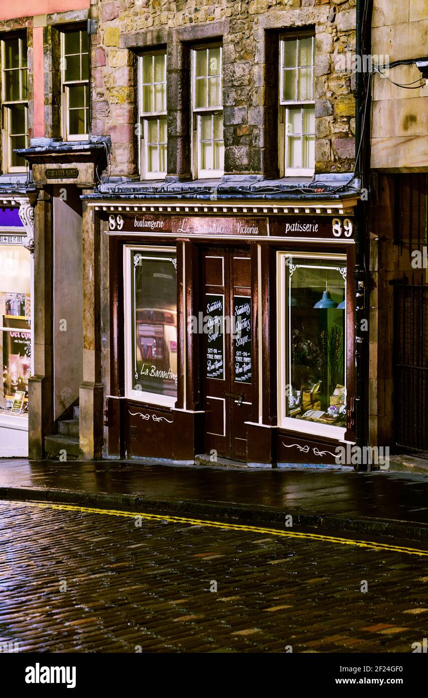 West Bow y Victoria Street en el corazón histórico Edimburgo es el hogar de muchas tiendas especializadas independientes Foto de stock