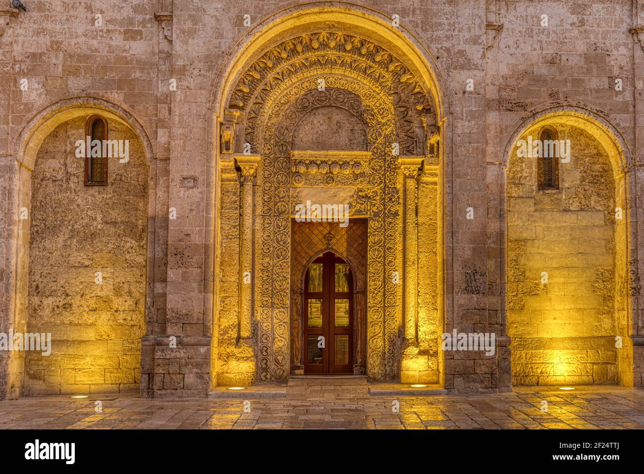 El portal de entrada de la iglesia de San Giovanni Battista en Matera, Italia, por la noche Foto de stock