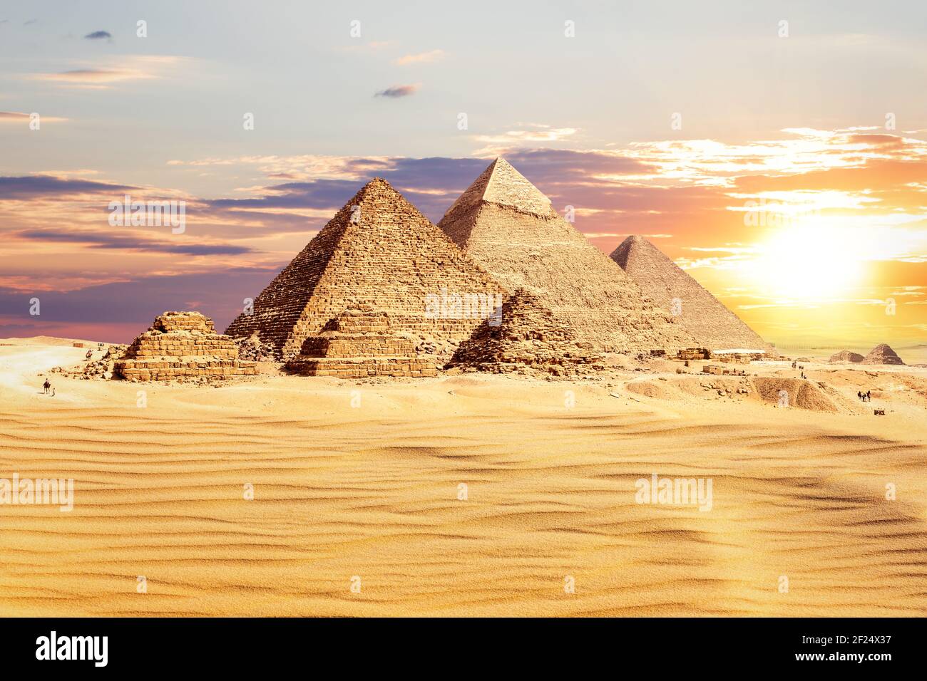 Las grandes Pirámides de Egipto al atardecer, una de las maravillas del mundo, Giza Foto de stock
