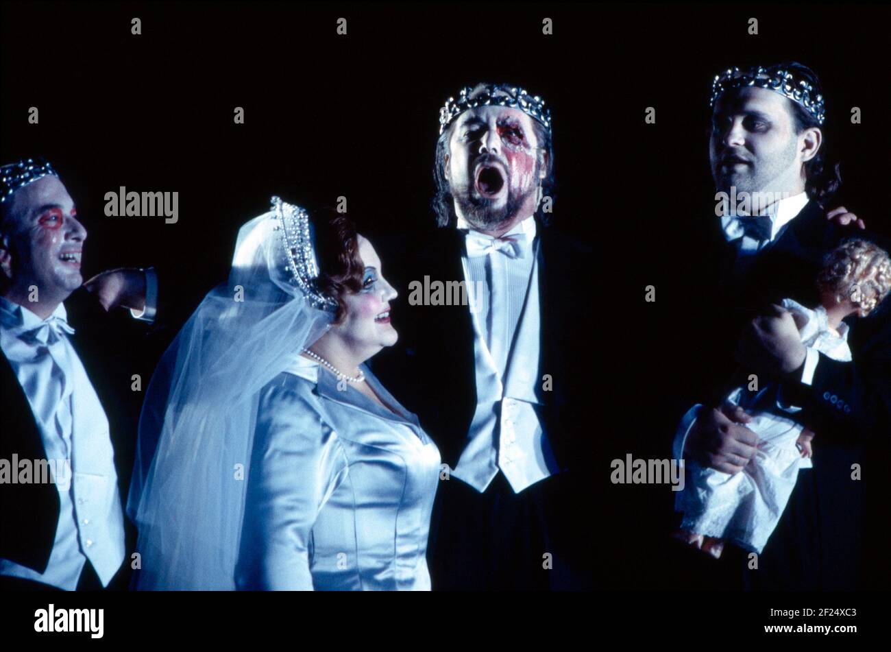 l-r: Peter Sidhom (Donner), Jane Henschel (Fricka), John Tomlinson (Wotan), Paul Charles Clarke (Froh) en DAS RHEINGOLD por Wagner en la Royal Opera, Covent Garden, Londres WC2 13/10/1994 director: Bernard Haitink diseño: Nigel Lowery iluminación: Pat Collins director: Richard Jones Foto de stock