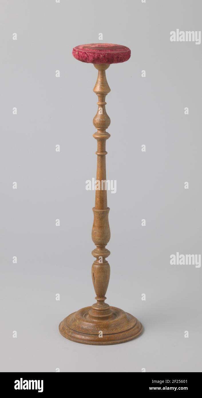 Sombrero estándar de madera de haya retorcida, sobre una base redonda es  una tribu procesada en la que un redondo, con soporte cubierto de  terciopelo rosa sentado. Estándar de incubación de madera