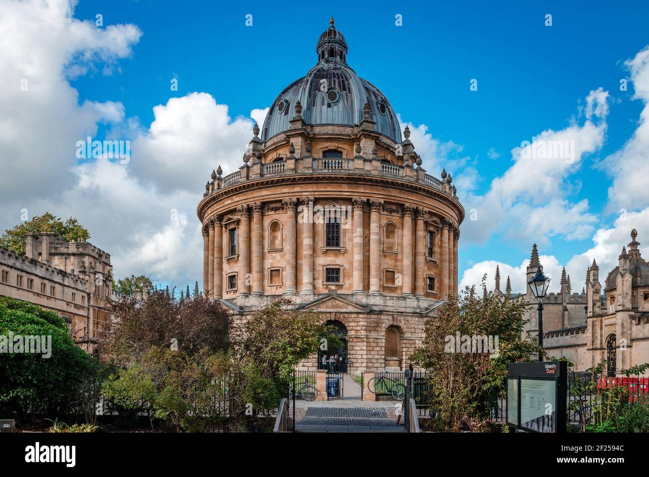 Vista de la cámara Radcliffe. Fue construido en 1749 para albergar la Biblioteca de Ciencias Radcliffe. La biblioteca Bodleian está a la derecha. Foto de stock