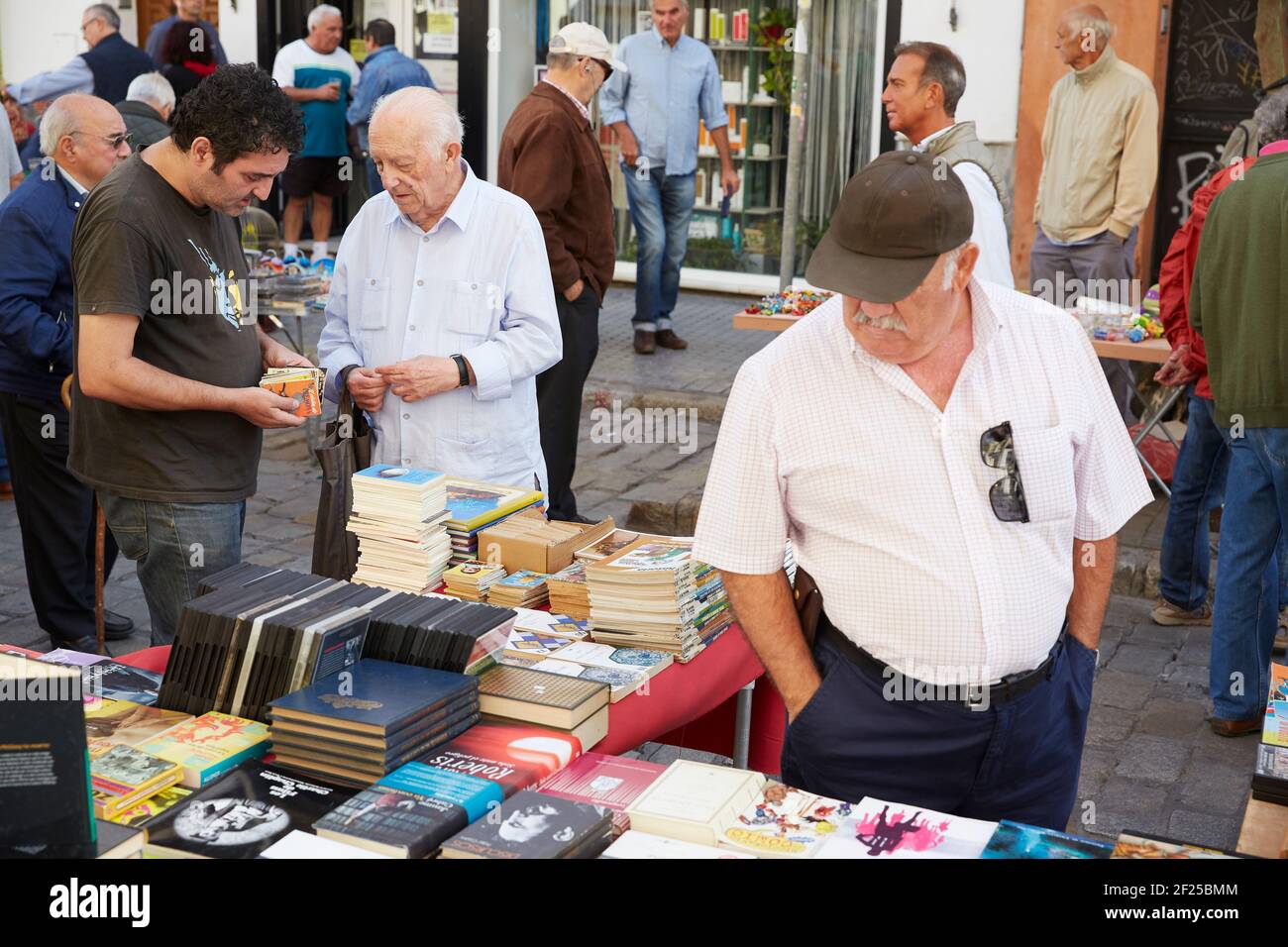 Gente en el mercado callejero más antiguo de Sevilla, el Mercadillo de los Jueves, el mercado de los jueves, Sevilla, Andalucía, España Foto de stock