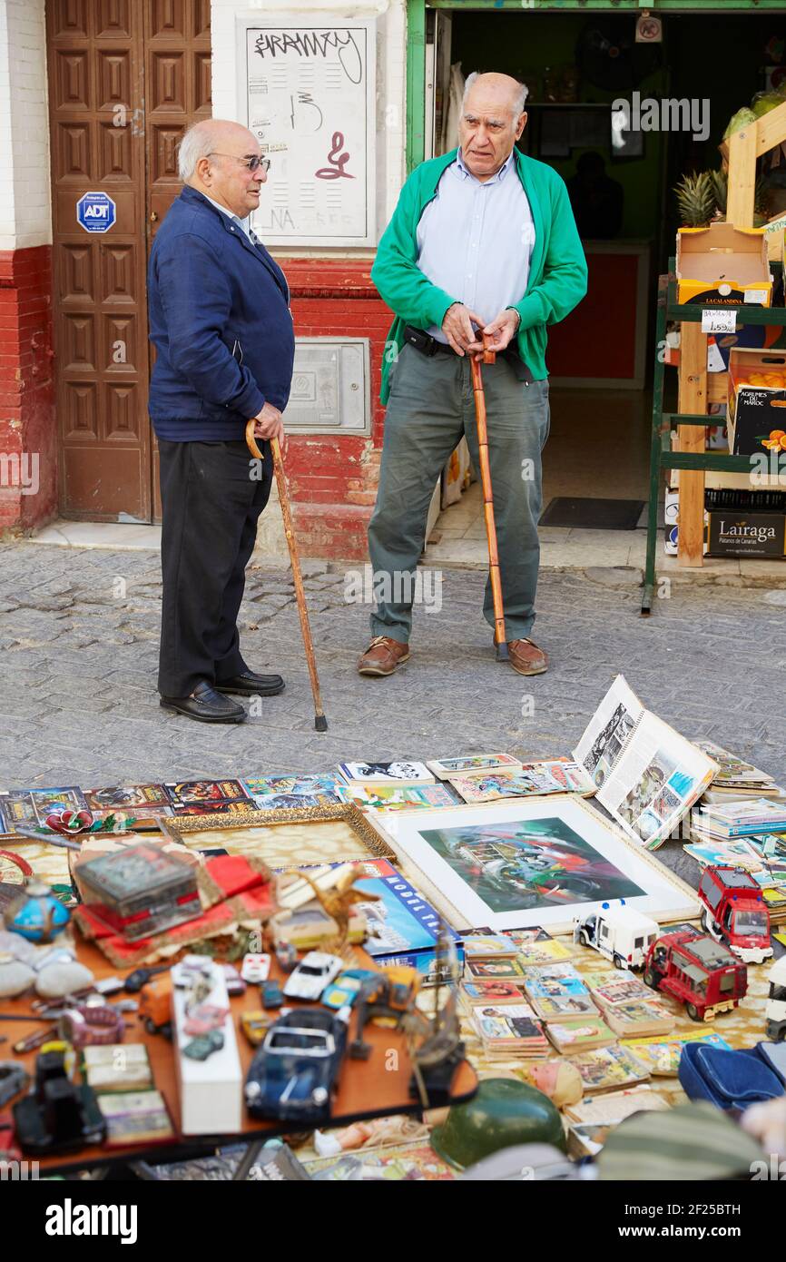 Los ancianos hablan, el mercado callejero más antiguo de Sevilla, el Mercadillo de los Jueves, el mercado de los jueves, Sevilla, Andalucía, España Foto de stock