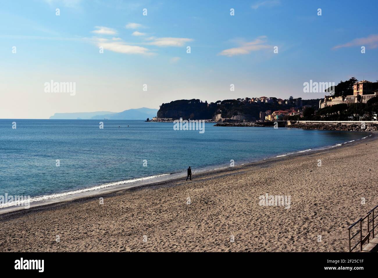 panorama y playa de Celle Ligure Italia Foto de stock