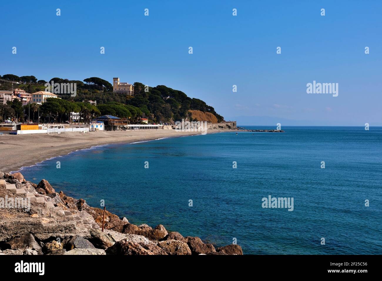 panorama y playa de Celle Ligure Italia Foto de stock