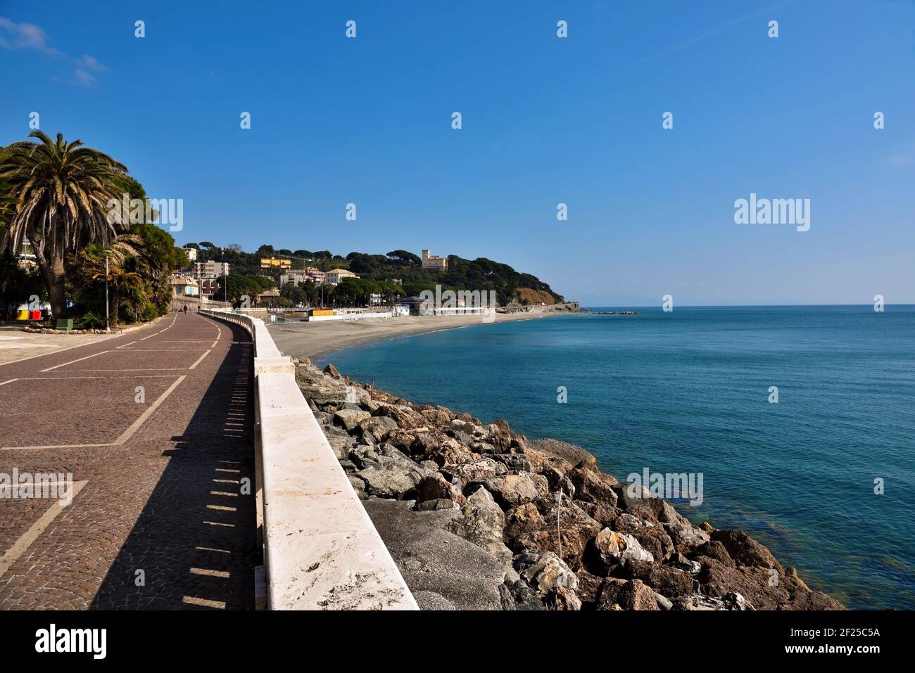 panorama y playa de Celle Ligure Italia Foto de stock