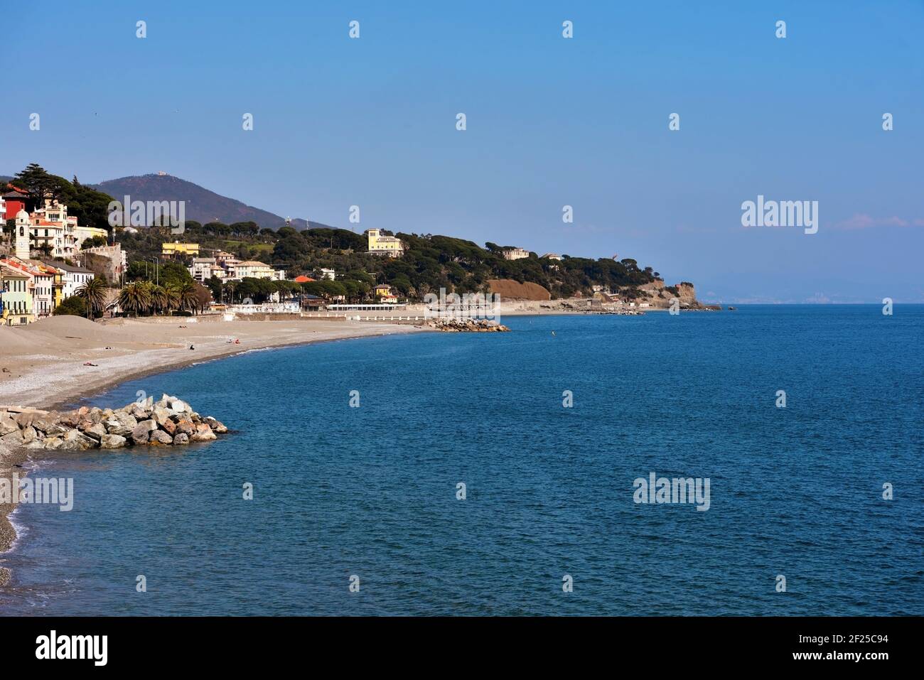 panorama y playa de Celle Ligure Italia Foto de stock