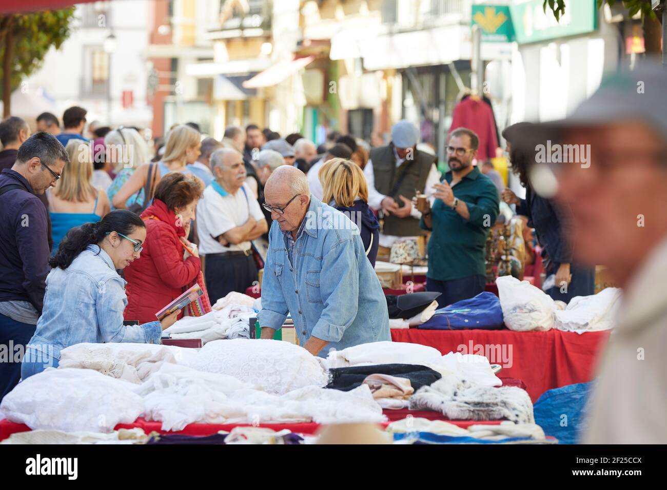 Gente en el mercado callejero más antiguo de Sevilla, el Mercadillo de los Jueves, el mercado de los jueves, Sevilla, Andalucía, España Foto de stock